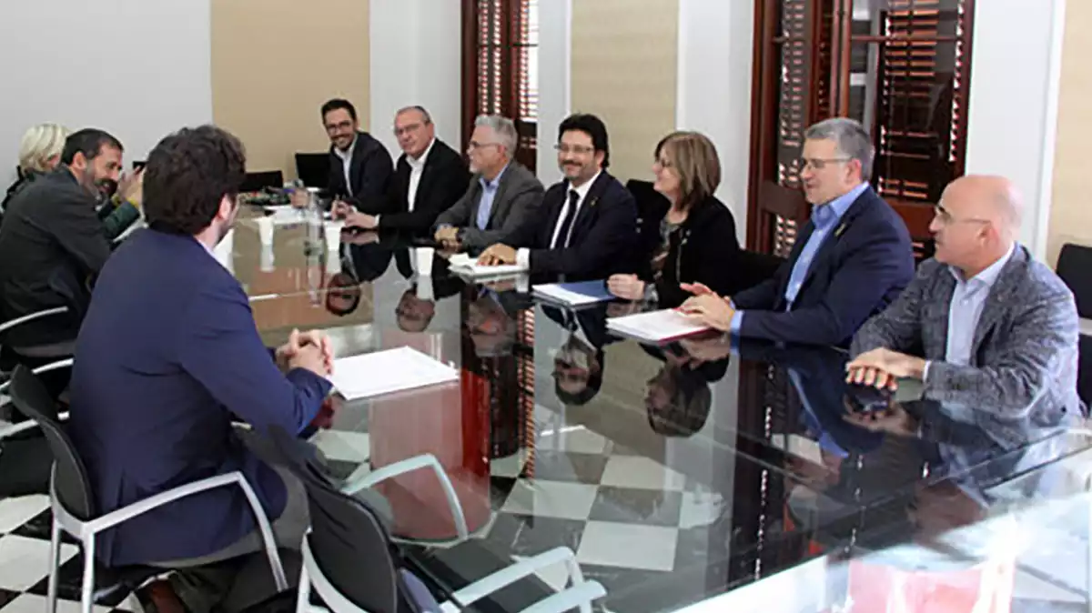 Reunió d'alcaldes amb el secretari d'Infraestructures i Mobilitat, Isidre Gavín, als Serveis Territorials de Territori i Sostenibilitat, a Tarragona.