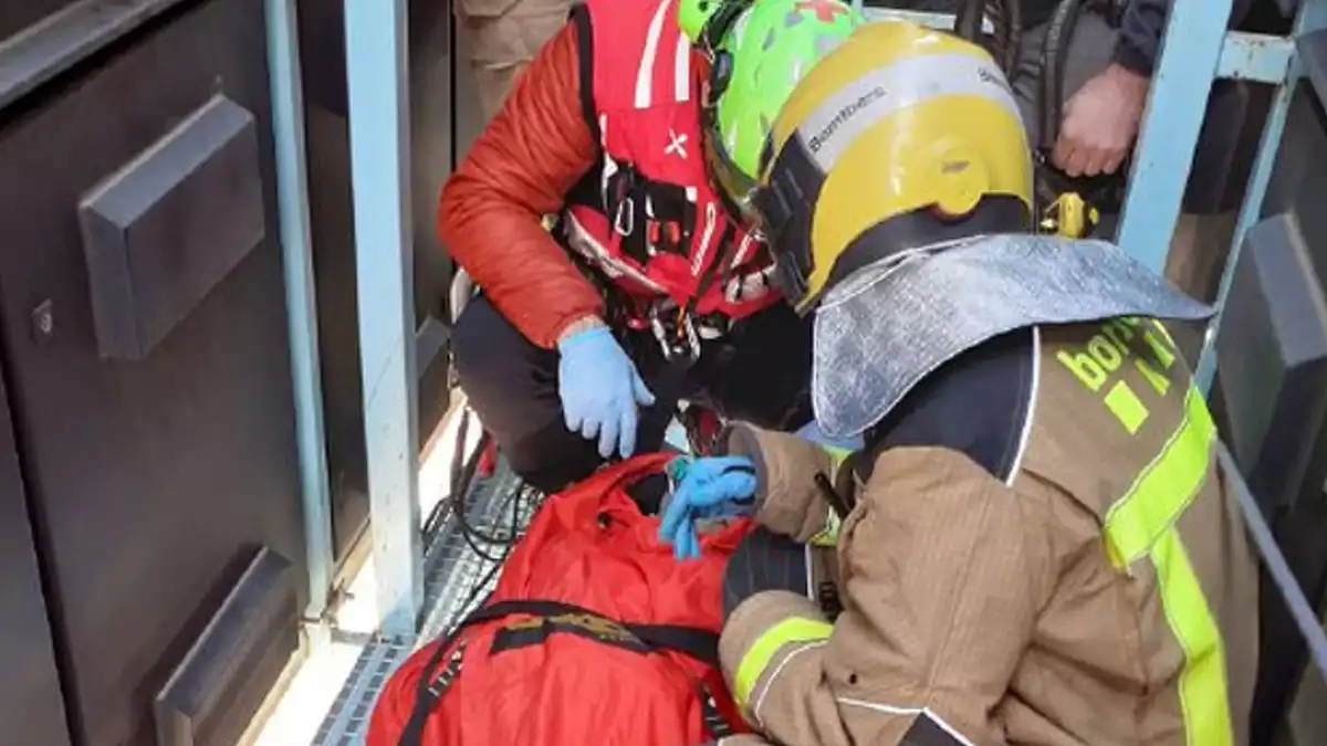 Rescat de bombers en un accident laboral a l'Hospitalet