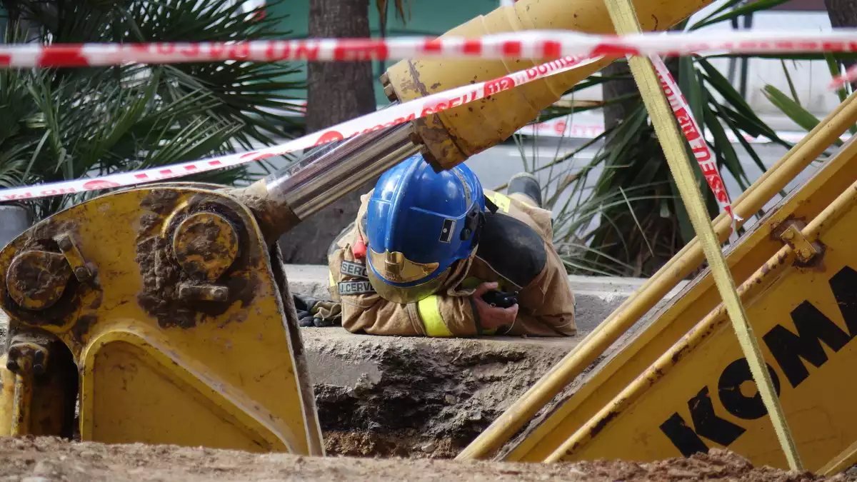 Imatge dels Bombers, treballant en el rescat del treballador atrapat