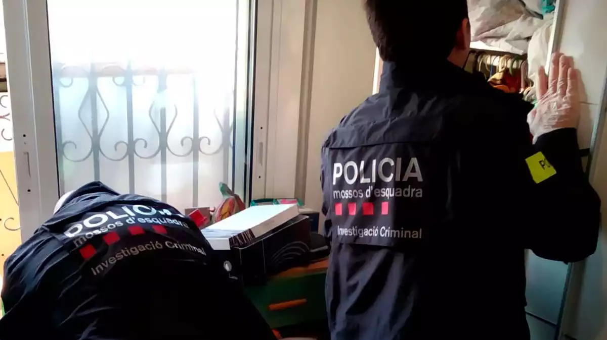 Dos agents dels Mossos d'Esquadra durant el registre en una de les cases dels detinguts a Calafell
