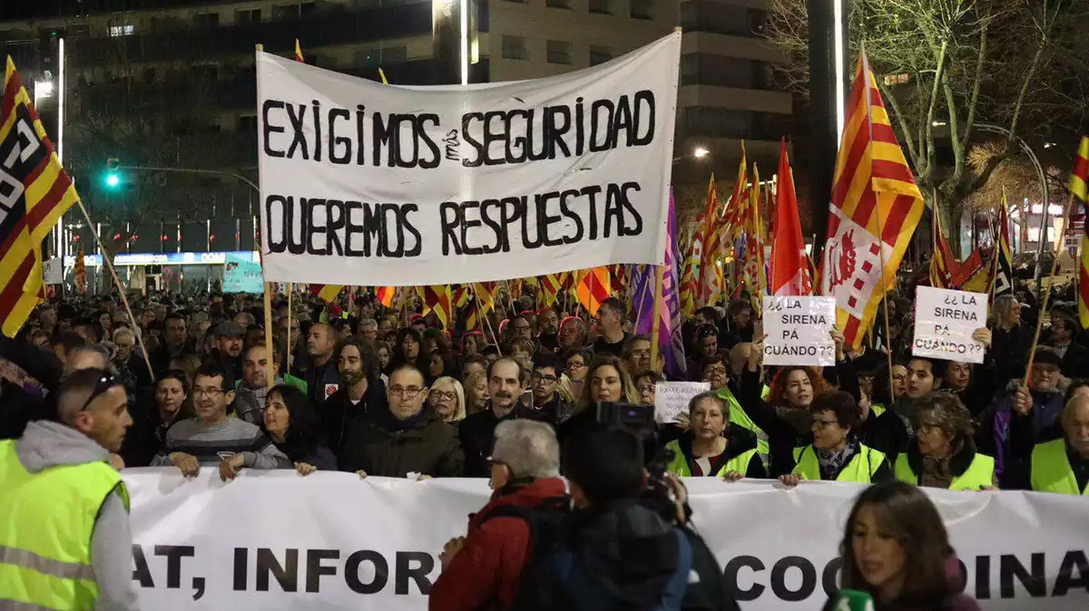 Imatge dels manifestants, reclamant més seguretat a la química, a la plaça Imperial Tàrraco