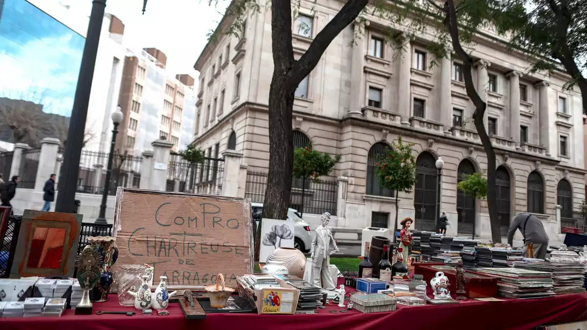 Una de les parades del Mercat d'Antiquaris a la Rambla Nova de Tarragona