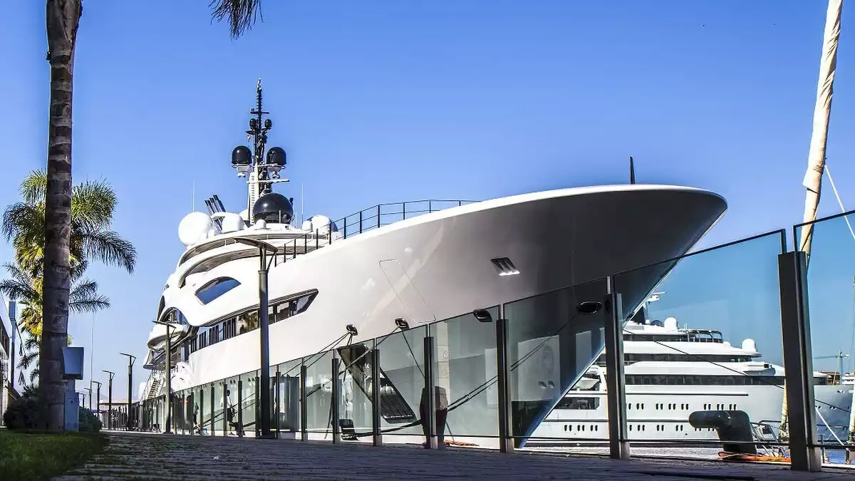 Imatge d'un iot de luxe a la marina Port Tarraco
