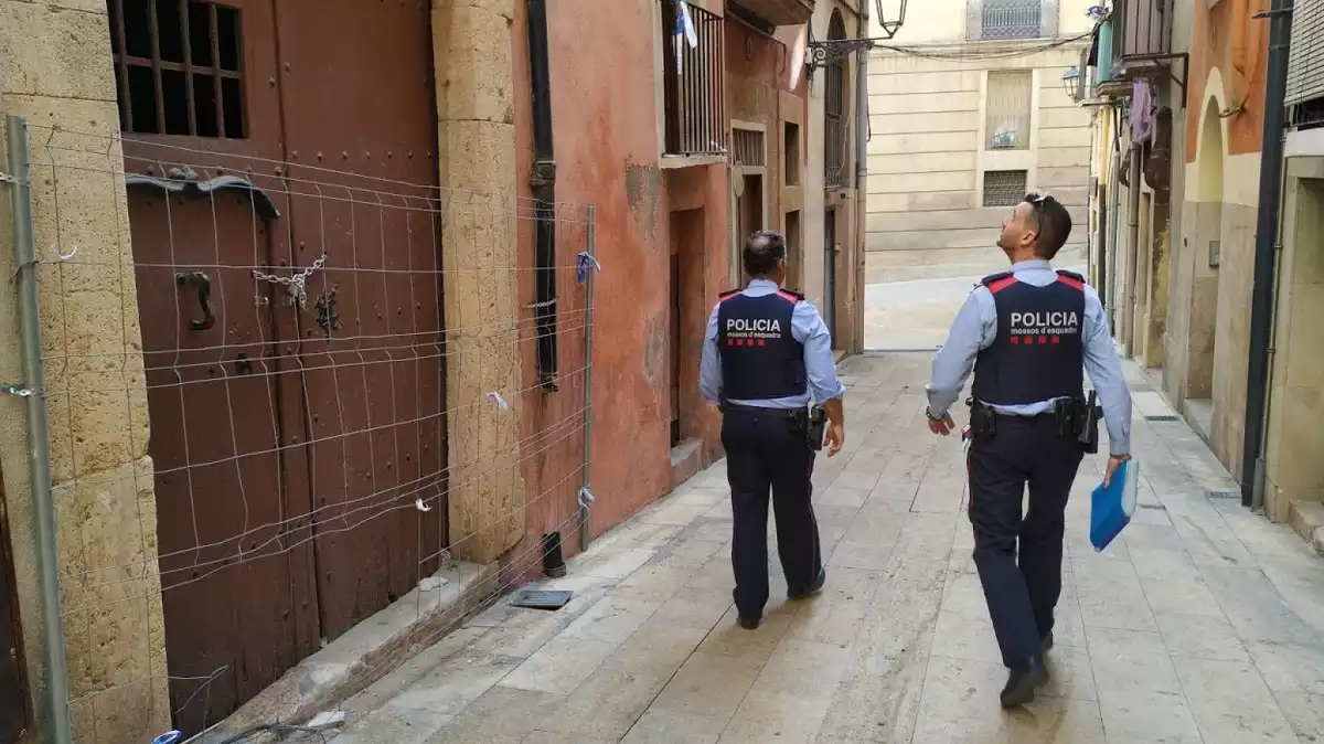 Els Mossos d'Esquadra, aquest dimarts a la tarda, després d'investigar l'assalt dels joves a l'edifici de la Part Alta de Tarragona.
