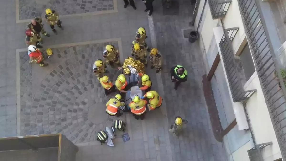 Serveis d'emergència atenen un home rescatat d'una xemeneia a Valls