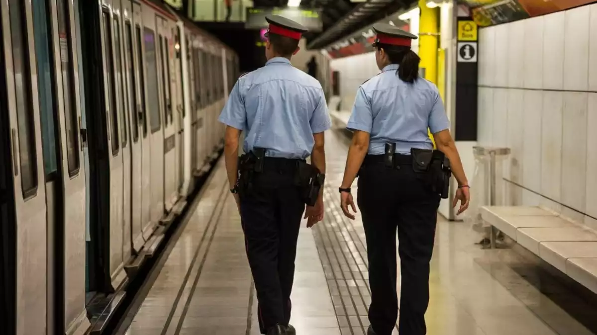 Dos Mossos d'Esquadra passejant pel Metro de Barcelona