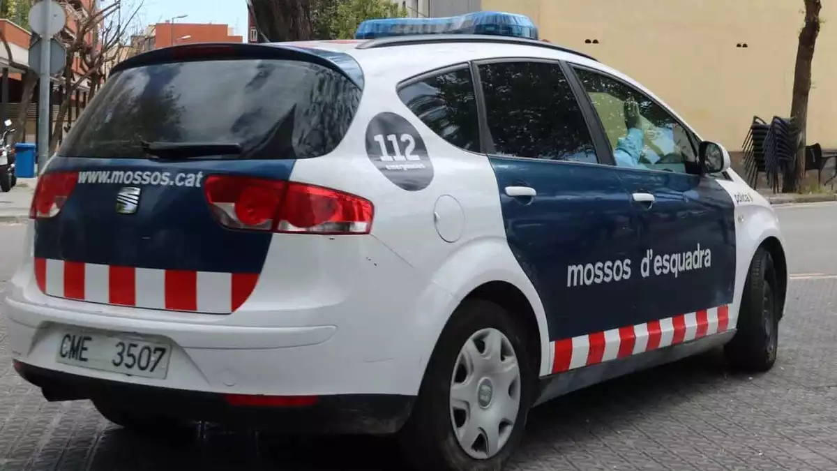 Cotxe dels Mossos d'Esquadra sortint dels jutjats de Vilanova i la Geltrú