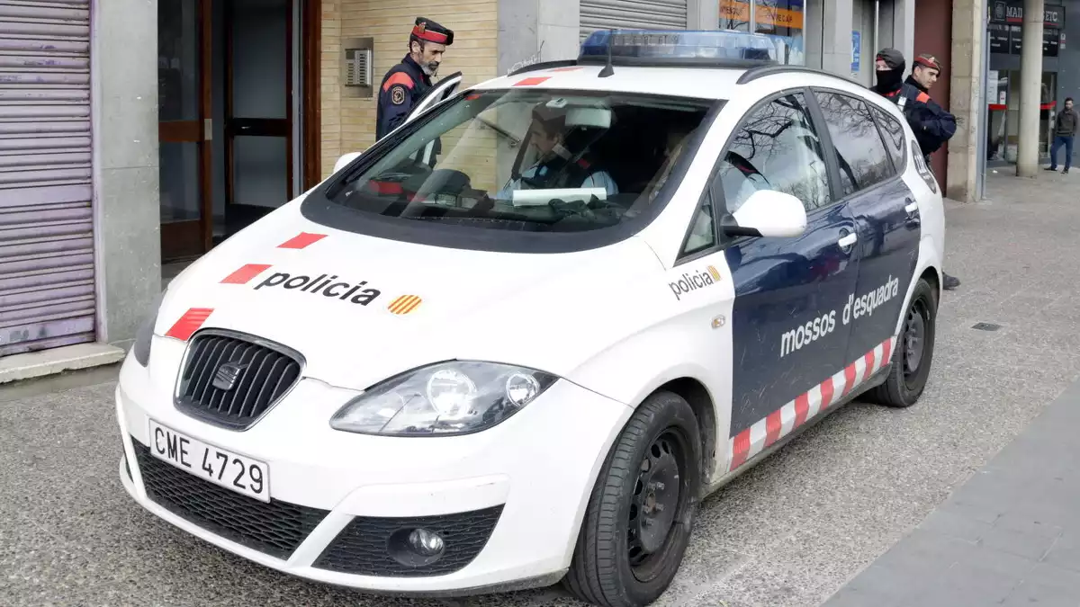 Els Mossos d’Esquadra davant el pis on van matar un paleta a Puigcerdà (04-02-2020)