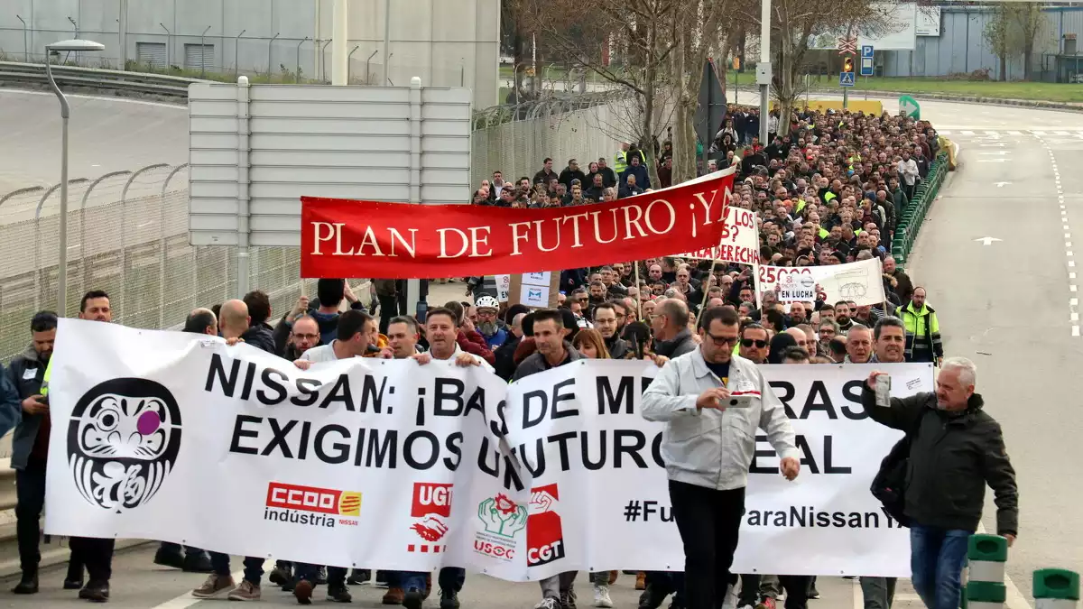 Els treballadors de Nissan manifestant-se a l'exterior de la Zona Franca, el 25 de febrer del 2020