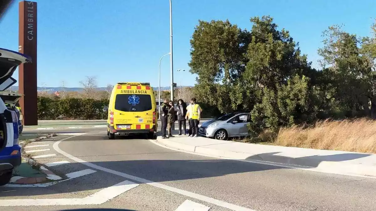 Imatge d'una ambulància i un vehicle accidentat a l'entrada a Cambrils des de la carretera de Montbrió.