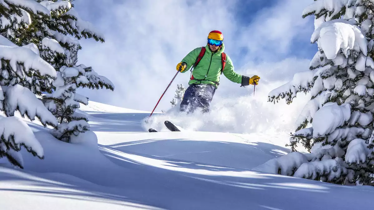Esquiador fent un descens a la neu