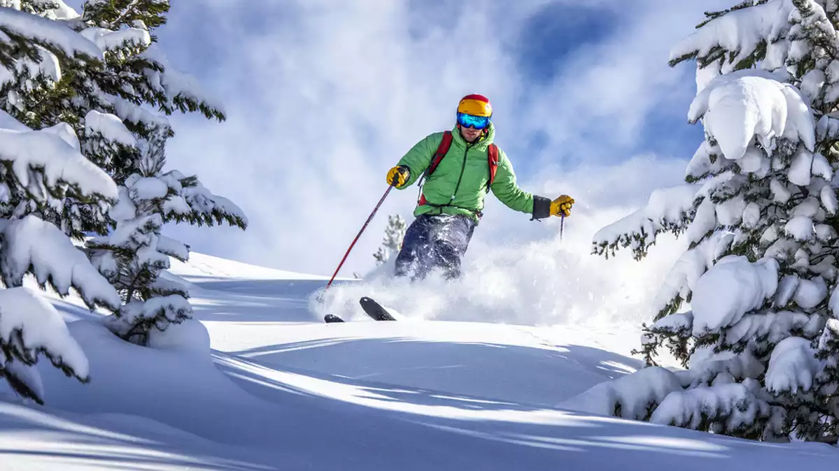 Esquiador fent un descens a la neu