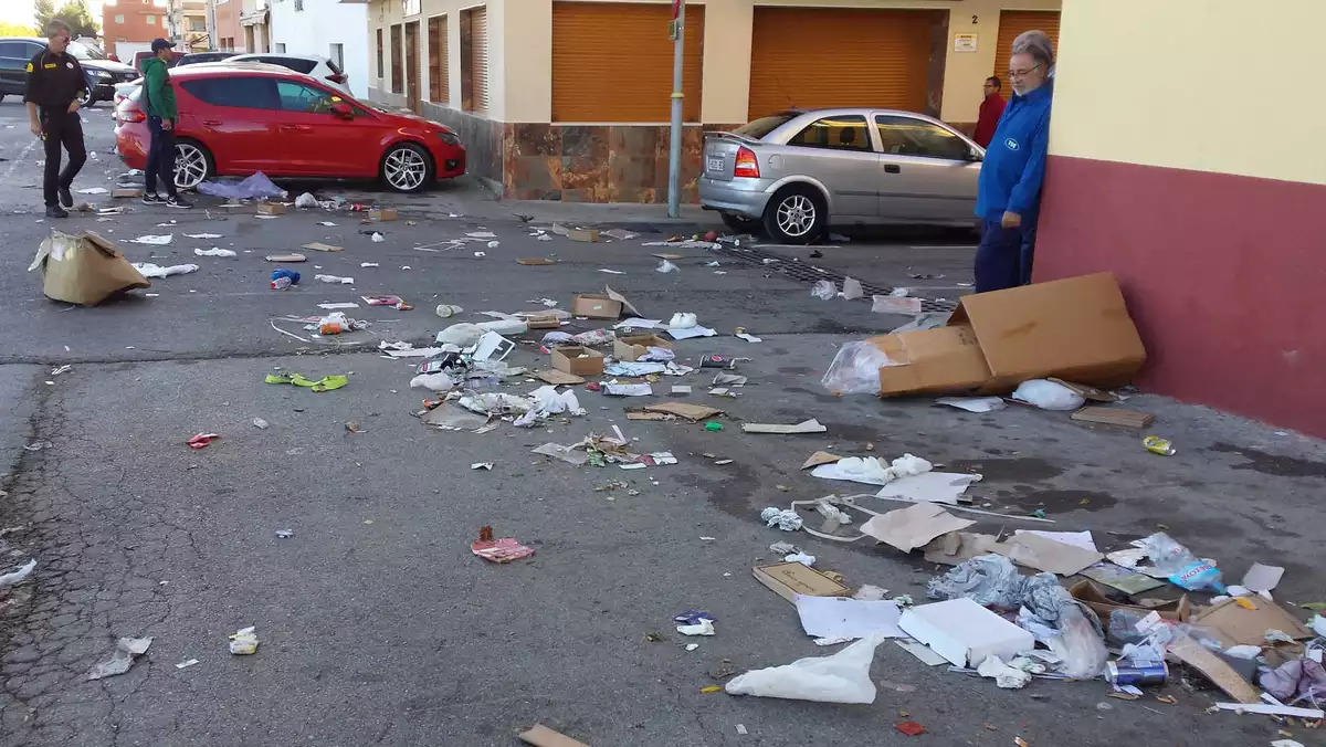 Estat en què va quedar un dels carrers propers al mercadet de Bonavista aquest diumenge.