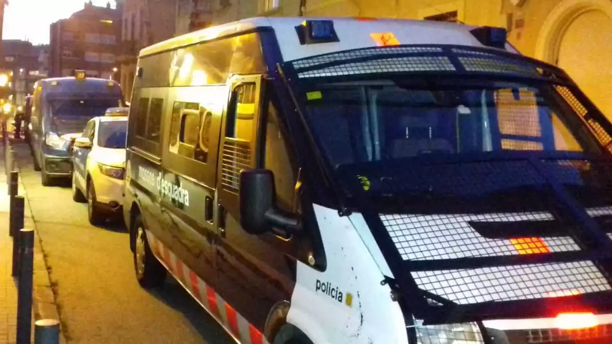 Furgons de Mossos d'Esquadra aparcats a Sarrià, Barcelona