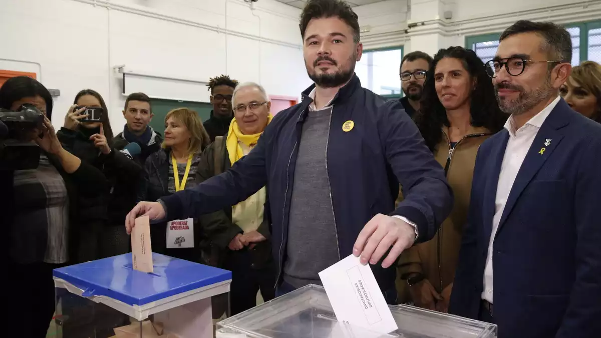 El cap de llista d'ERC a les eleccions espanyoles, Gabriel Rufián, votant a Sabadell el 10 de novembre