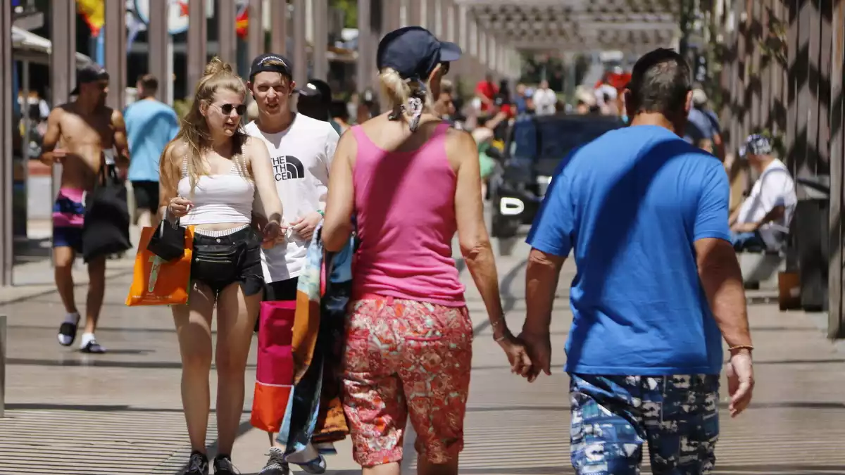 Imatge de turistes passejant pel carrer Saragossa de Salou durant l'estiu.