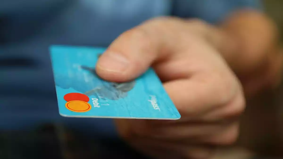 Imatge d'arxiu d'una persona pagant amb targeta de crèdit