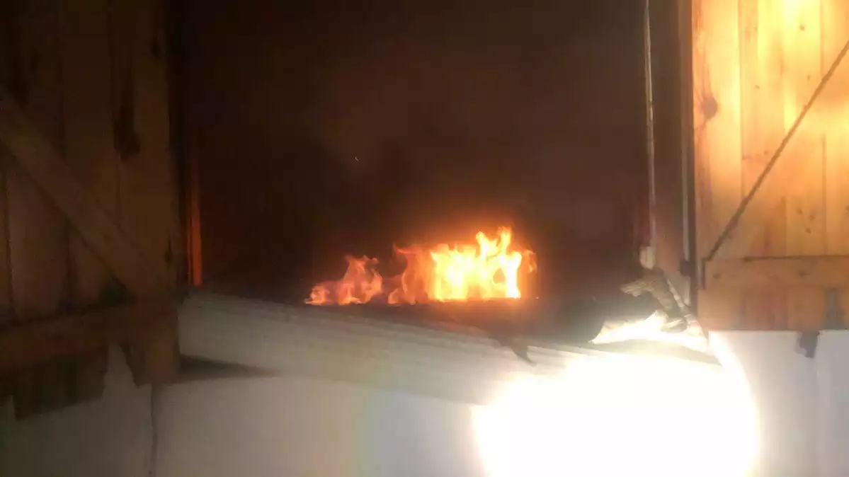 Imatge de les flames, durant l'incendi del 14 de febrer a Altafulla