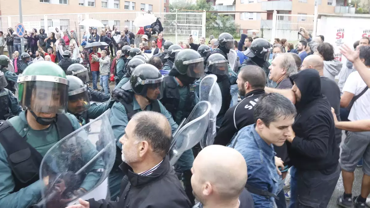 Agents de la Guàrdia Civil actuant contra concentrats favorables al referèndum a Sant Cebrià de Vallalta. (1-oct-17)
