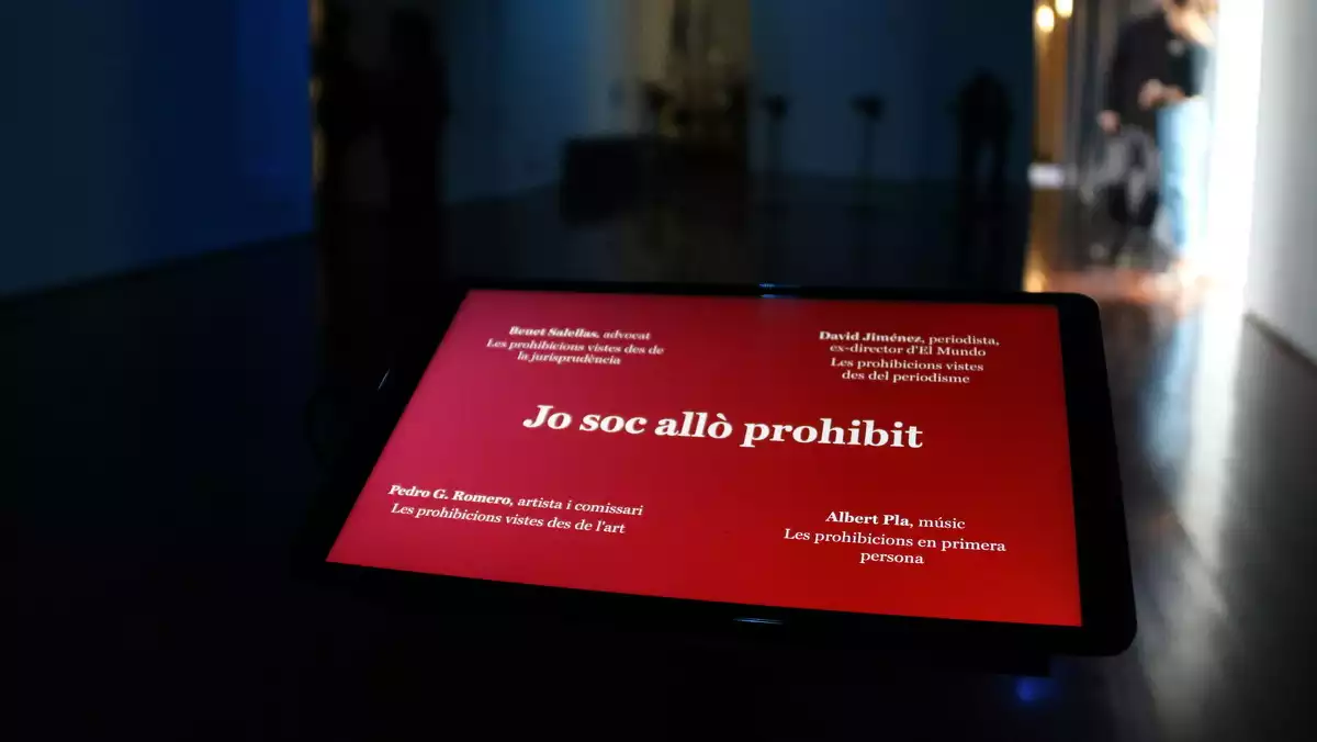 Tauleta amb un dels continguts de la instal·lació 'Jo soc allò prohibit' d'Isaki Lacuesta a l'Arts Santa Mònica