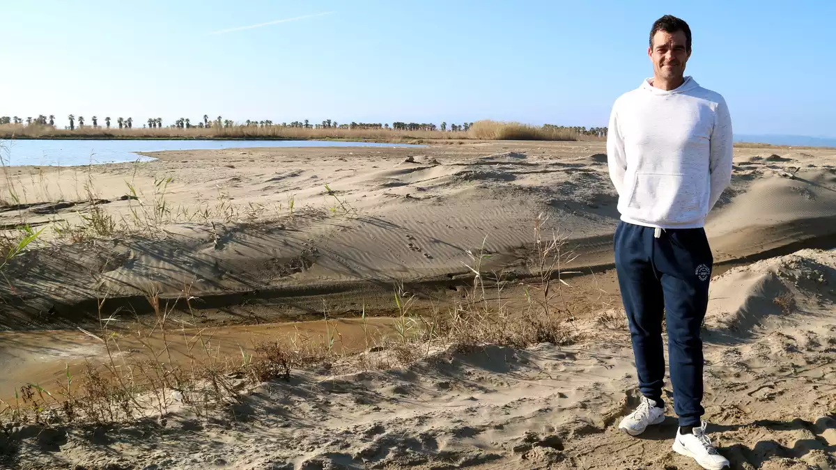 Pla general de l'arrossaire Jordi Margalef als seus camps d'arròs inundats amb aigua del mar a Deltebre