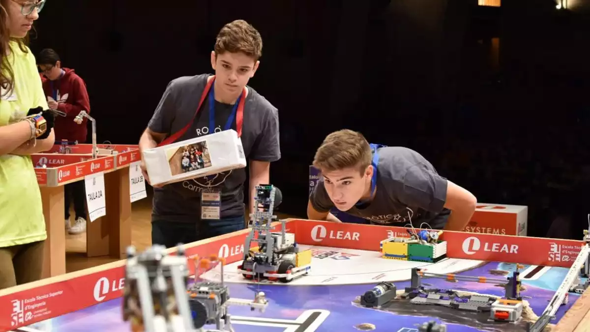 Dos joves participenj a la First Lego League
