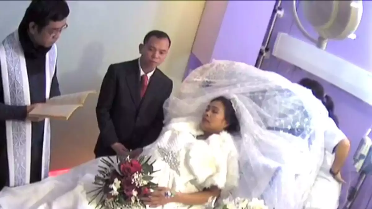 Liza i Benson, una parella de filipins que es van casar a l’Hospital Clínic mentre ella es trobava de part (09-02-2020)