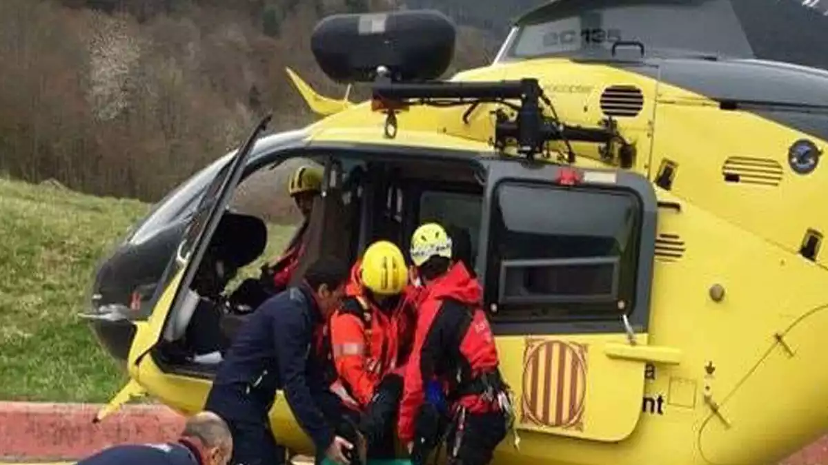 Helicòpter de bombers en un rescat