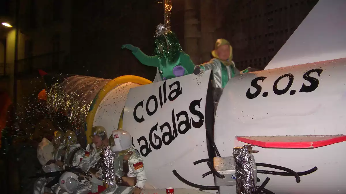 Carrossa d'astronautes desfilant per la rua de Carnaval de Prades