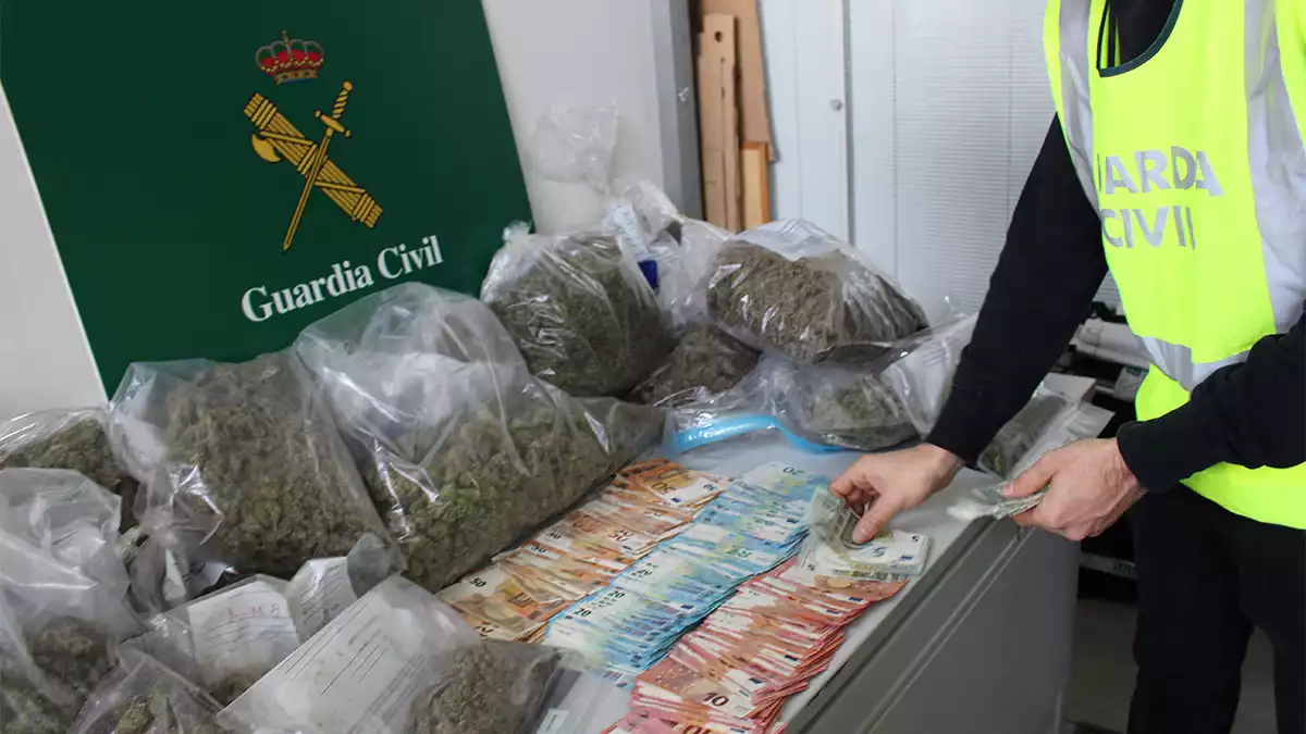Imatge de marihuana i diners en efectiu confiscats per la Guàrdia Civil