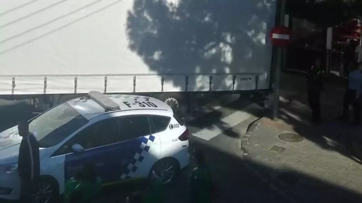 Un tràiler bloquejat en un carrer del barri tarragoní de Bonavista i un cotxe patrulla de la Guàrdia Urbana