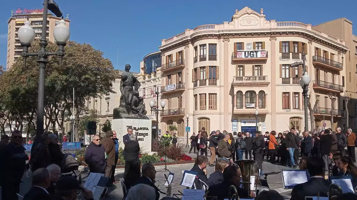 L'estàtua dels Despullats de Tarragona, plena de veïns de la ciutat