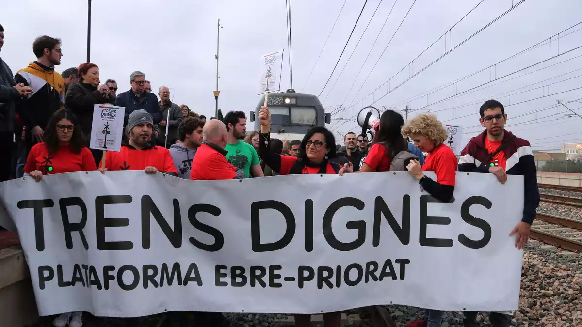 Pla general dels participants al tall de via, organitzat per Trens Dignes, a l'estació de l'Aldea