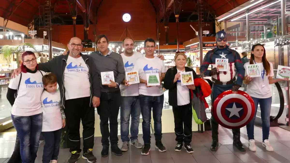 persones subjectant pictogrames al mercat de Tarragona