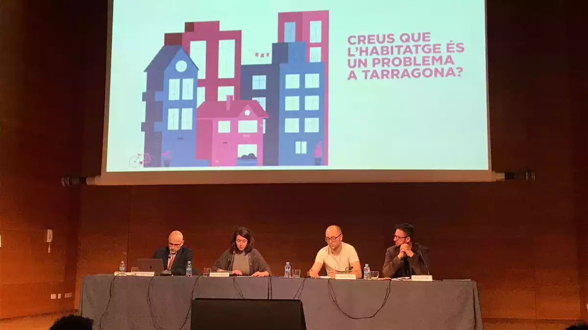 Imatge dels ponents de la primera sessió del procés participatiu del Pla Local de l'Habitatge de Tarragona 2020 - 2025