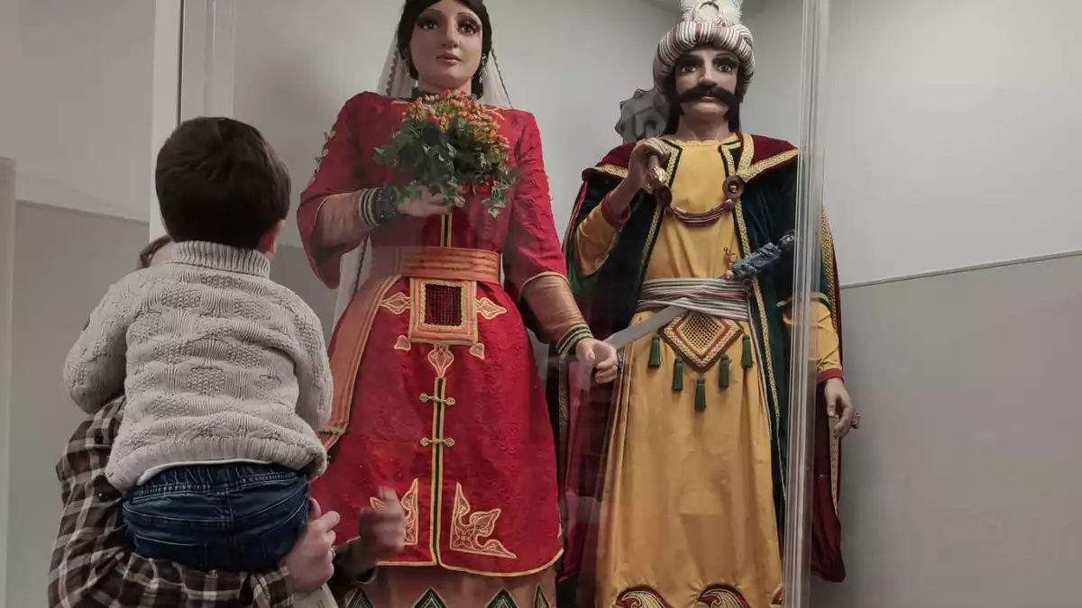 Els dos Gegants Vells Petits a la sala d'espera d'urgències pediàtriques de l'hospital Santa Tecla