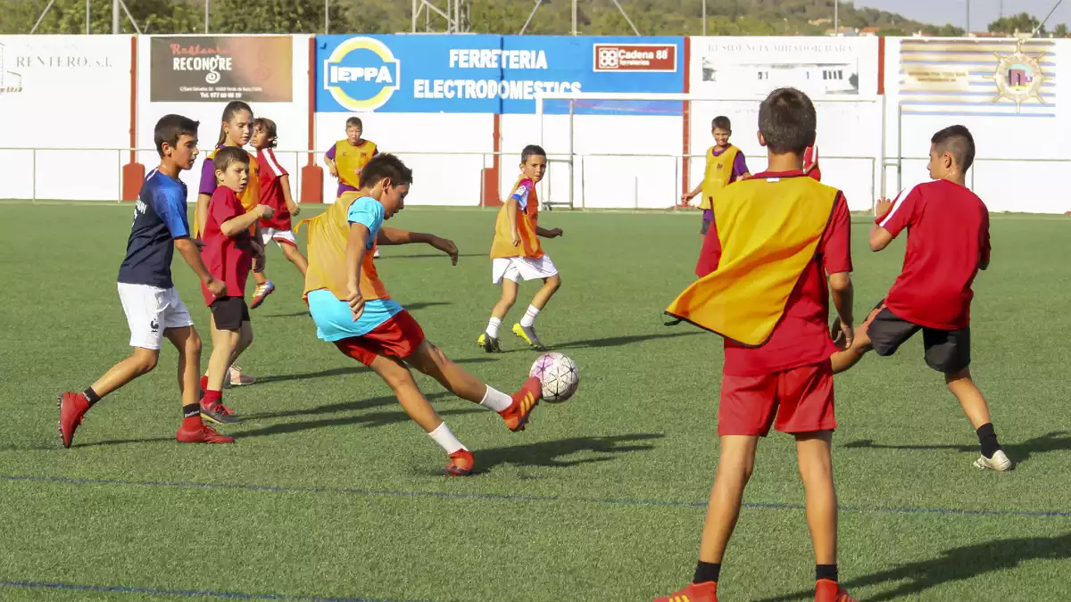 Nens jugant a futbol a Roda de Berà