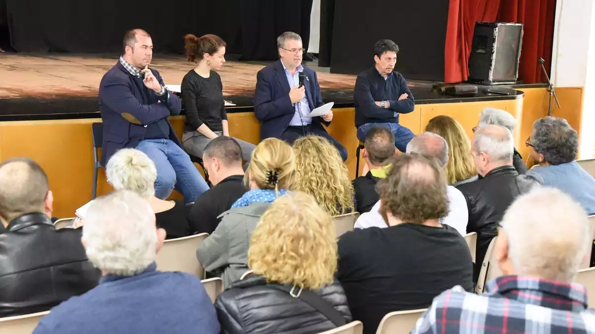 Reunió del govern municipal de Tarragona amb veïns al Centre Cívic de Torreforta