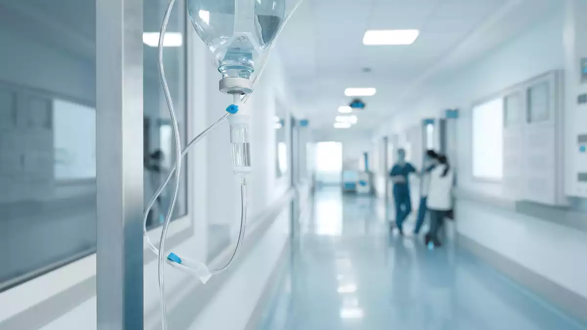 Imatge d'un passadís d'hospital amb un malalt