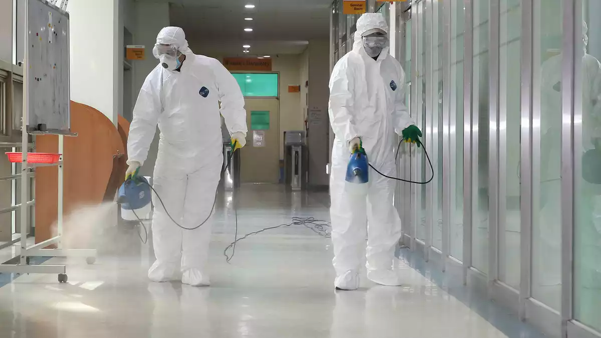 Oficials de quarentena desinfectant una residència d'estudiants a Gwangju, a la Xina