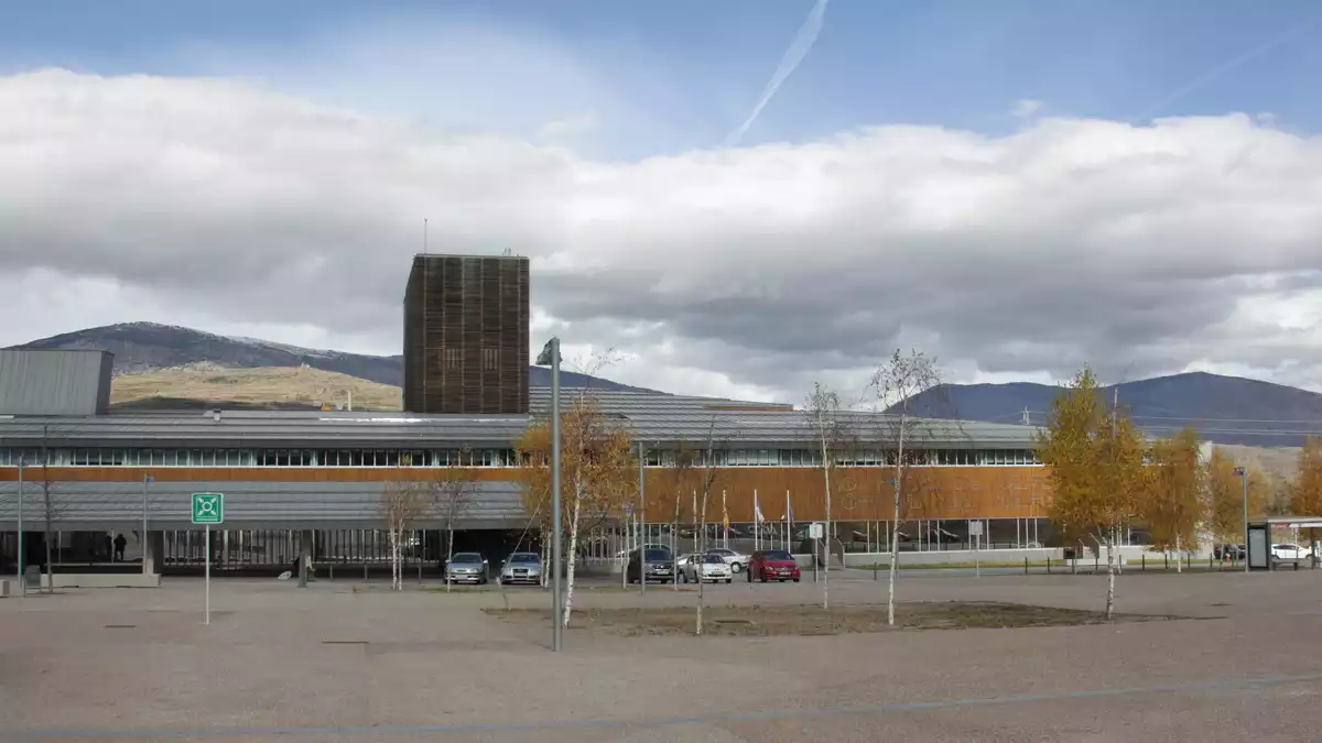 L'accés principal i de la façana de l'Hospital de Cerdanya, el 12 de novembre de 2018.