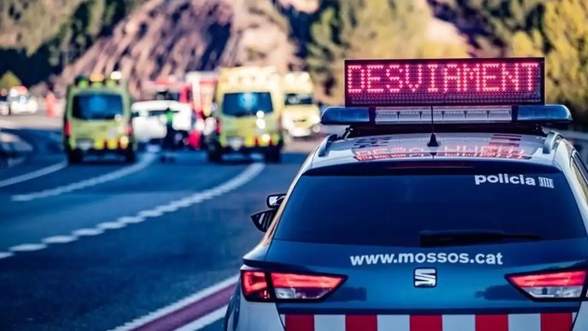 Cotxe de Mossos i ambulàncies del SEM durant un accident de trànsit