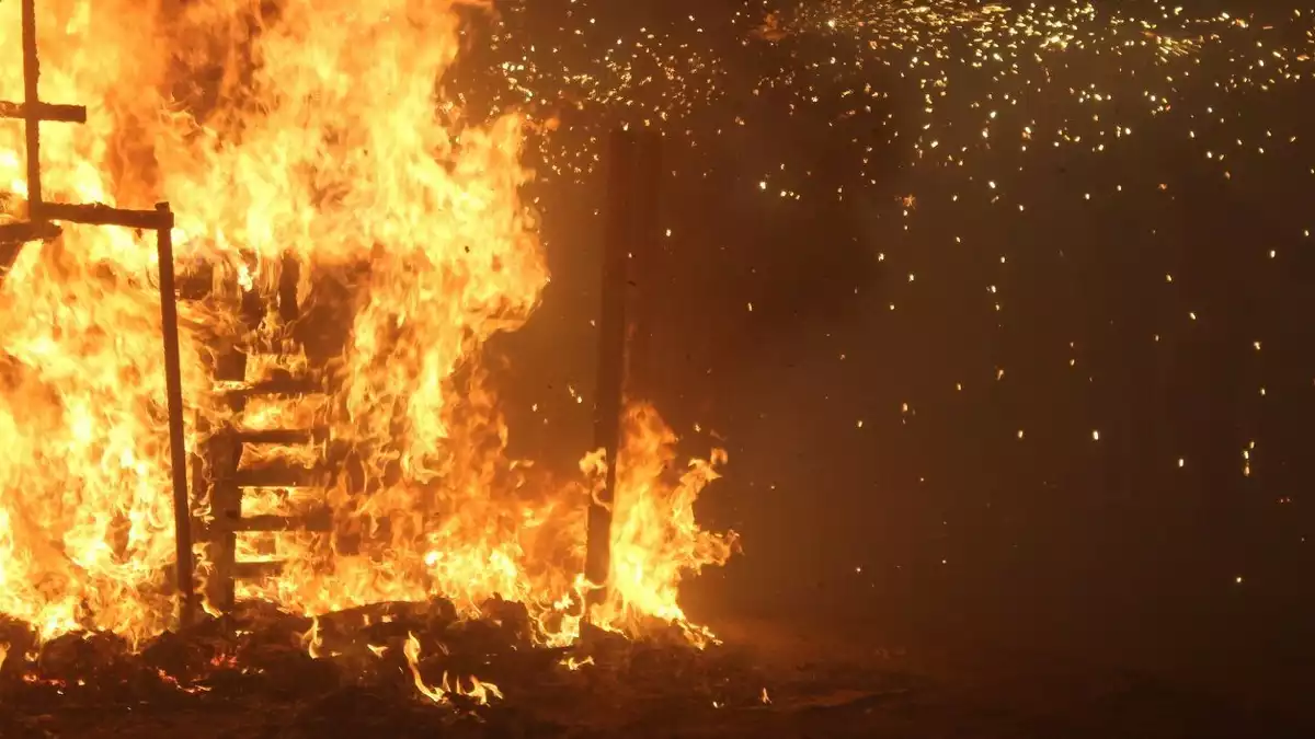 El ninot del Carnestoltes crema en una gran foguera a Tarragona