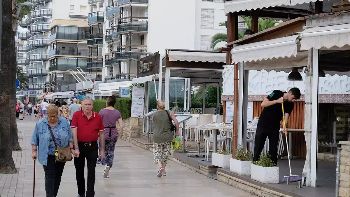 Imatge del passeig de Jaume I, a Salou, durant la vaga general del 18 d'octubre.