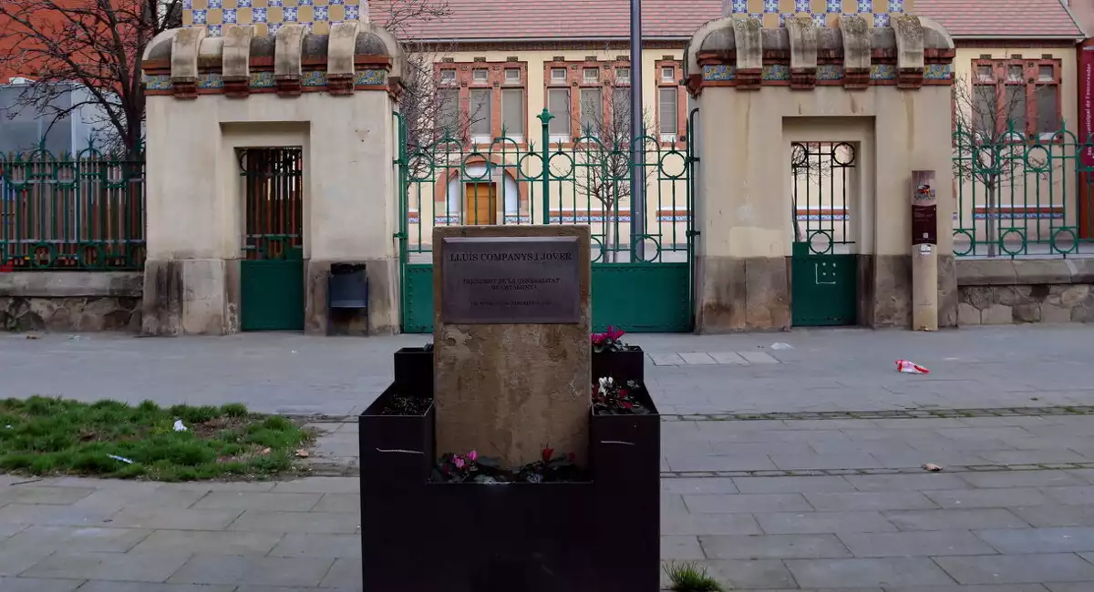 Pla obert del monument dedicat a Lluís Companys davant del teatre de l'Escorxador