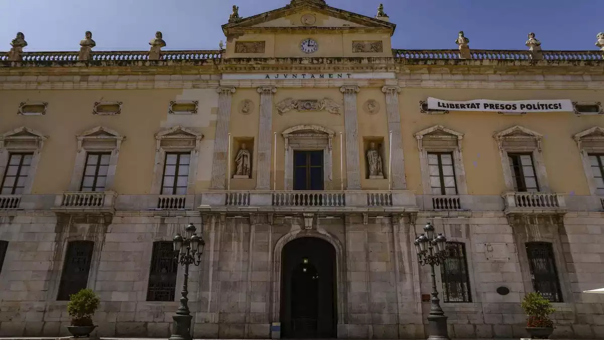 Façana de l'Ajuntament de Tarragona, a la plaça de la Font