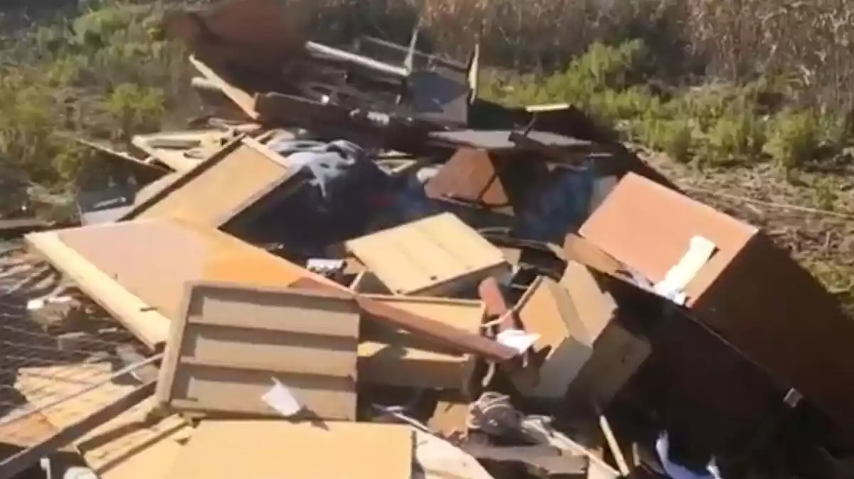 Captura del video on es poden veure els mobles abandonats a la llera del riu Francolí, a Tarragona