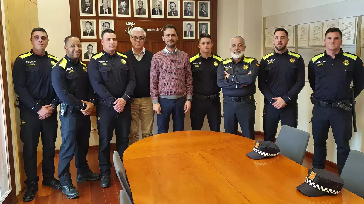 L'alcalde de Vila-seca, Pere Segura, i el regidor Josep Toquero, en la recepció dels nous agents de la Policia Local.