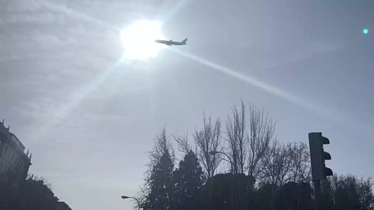 Avió d'Air Canada sobrevolant baix Madrid