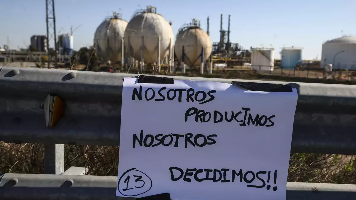 Les imatges del matí de vaga a la petroquímica de Tarragona